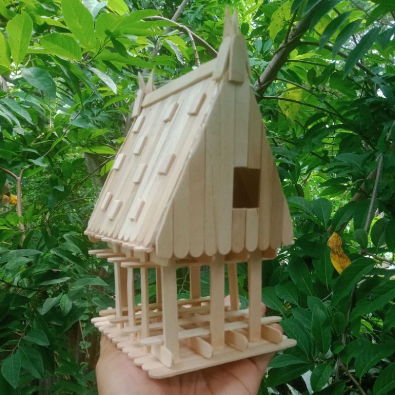 miniatur rumah adat tambi Sulawesi tengah dari stik es krim