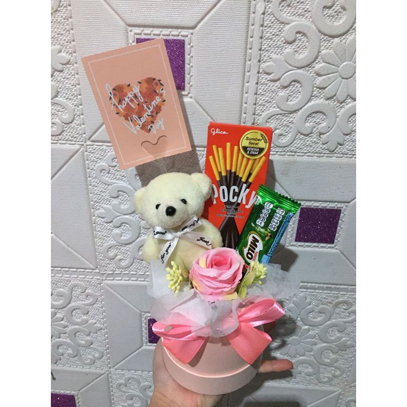 

bloom box boneka,bloom box bunga dan boneka,bloom box wisuda,box hadiah wisuda,ultah, anniversary
