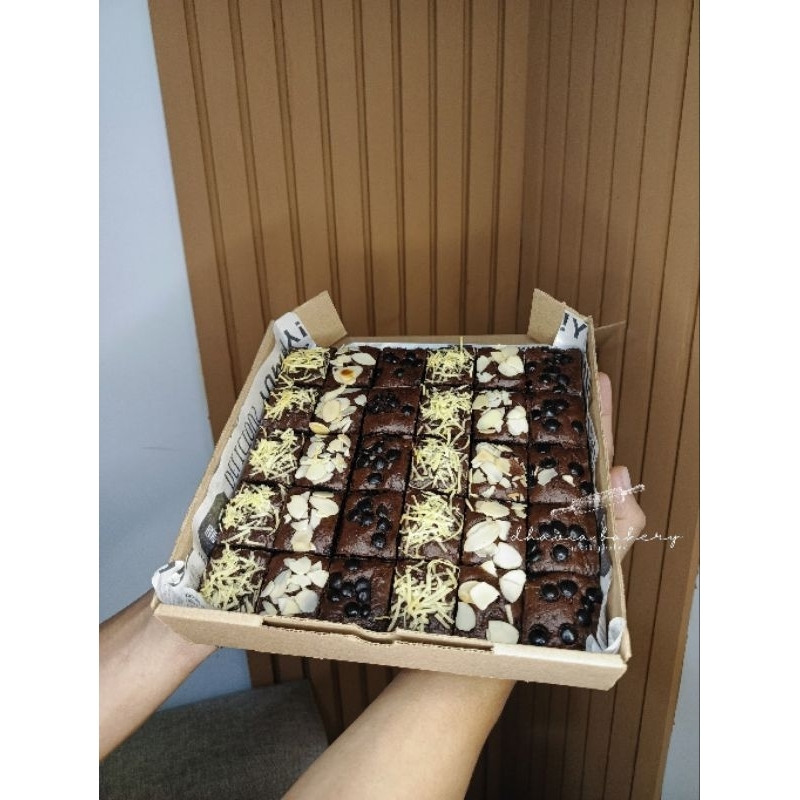 

Dhavia Bakery Fudgy Brownies 20x20 Brownies Sekat Brownies Panggang