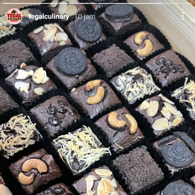 

Brownies sekat per 5 pcs by "Dapur Harumsari" (topping: choco chips, keju, almond, oreo, mete)