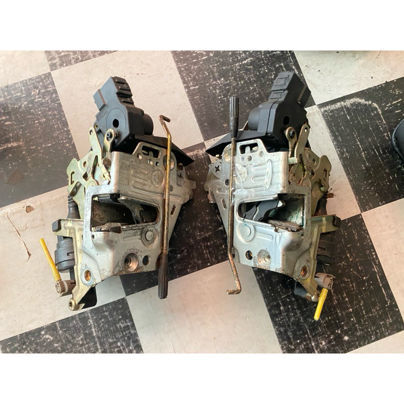 Door Lock Depan W202 W210 Model Besi L/R Mercedes Benz