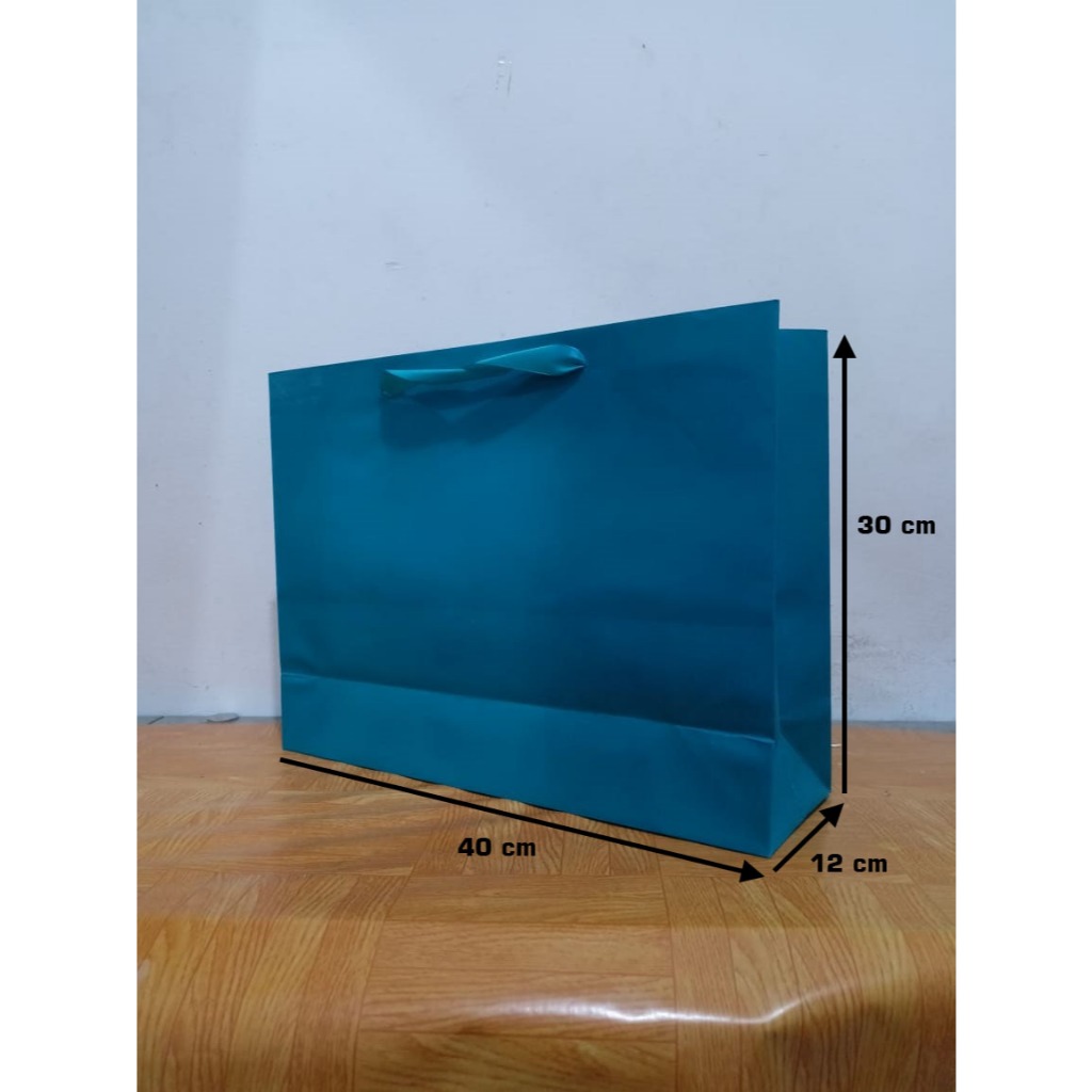 

PaperBag - Warna Hjau Tosca (Bahan Hawai -210 gr ) - 40cm x 12cm x 30cm