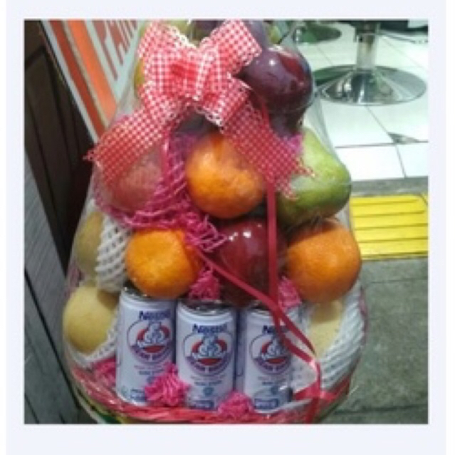 

parcel buah dengan minuman susu sehat