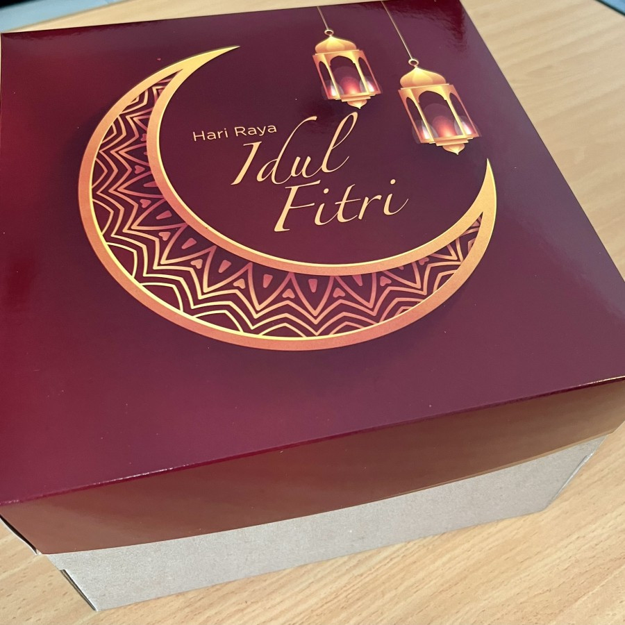 

( 10 Pcs )Dus Eid Mubarok warna Red Moon Bentuk Persegi Motif Bulan Hari raya Idul Fitri Ukuran 25x25x16 Cm