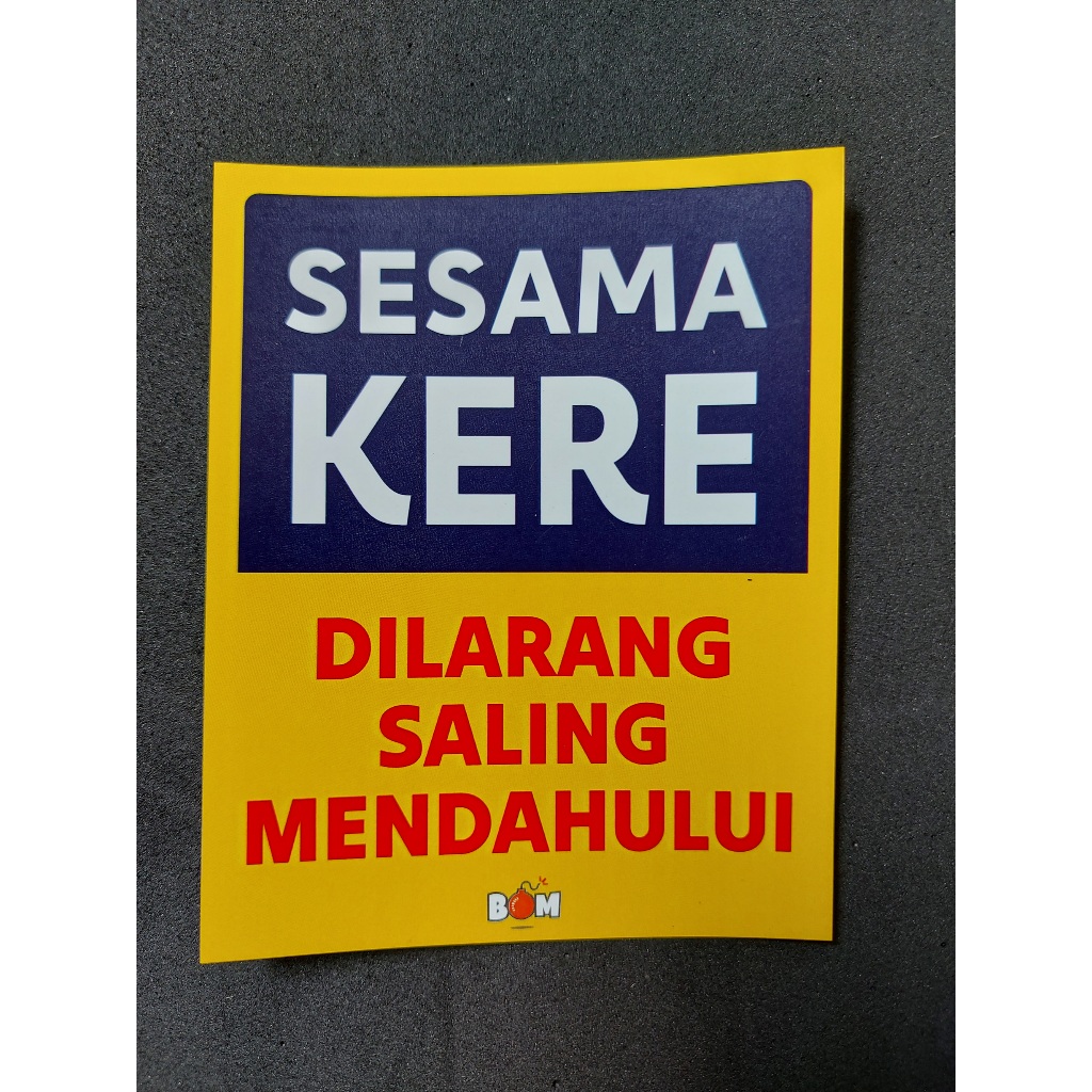 

Stiker humor lucu Sesama Kere Dilarang Mendahului, tempel di mobil, motor, laptop, hp, dll