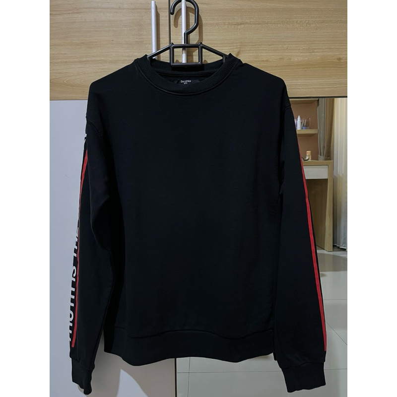 Sweater Hitam Bershka