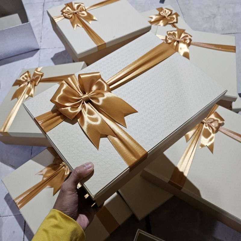 

Hardbox Kotak Kado Exclusive Box Hadiah Spesial