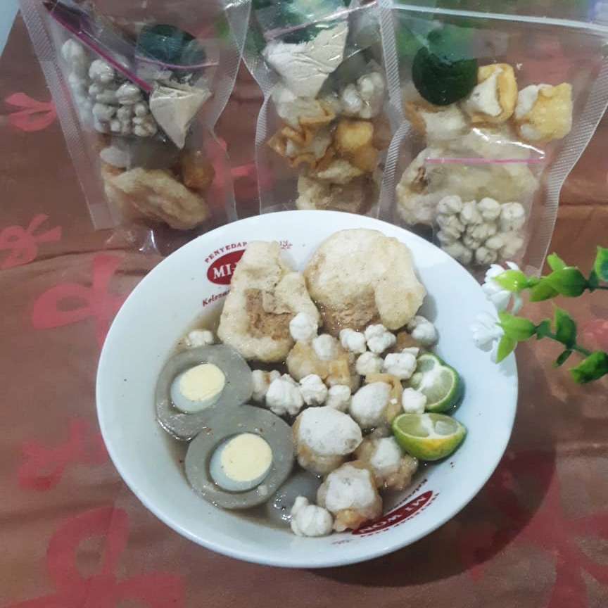 

Baci Bakso Aci isi telor puyuh dengan kuah yang suegerrr