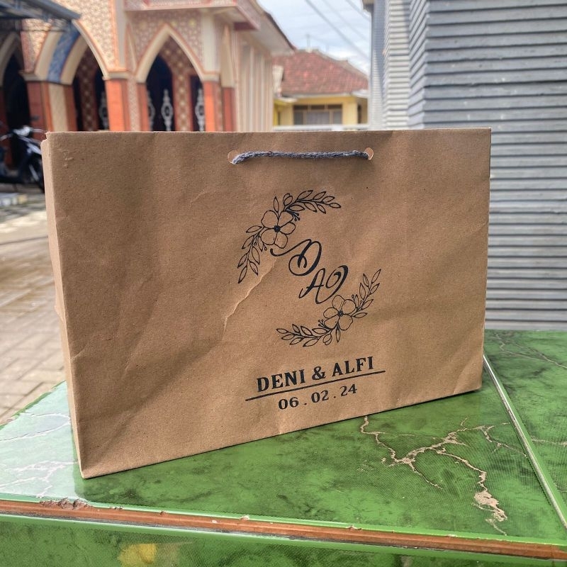 

Paperbag Custom Sablon Nama/Brand 1 Sisi Ukuran 17x12x15 R3 |Tas Kado |Tas Souvenir |Tas Kertas Termurah!