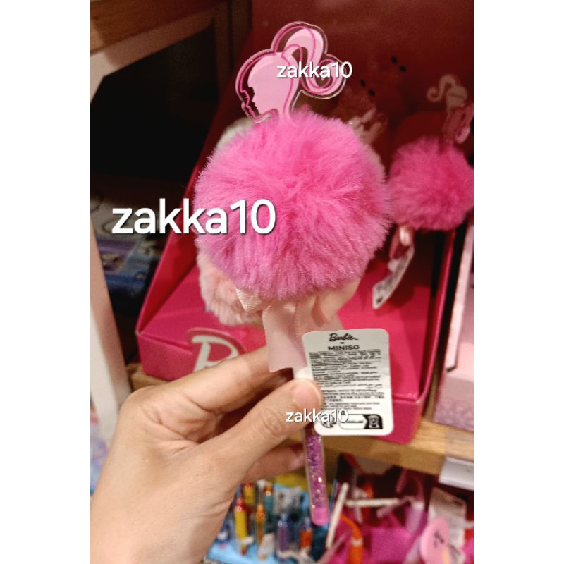 

Miniso Barbie Collection Fluffy Ball Gel Pen | Alat Tulis Pen Lucu Barbie Pink