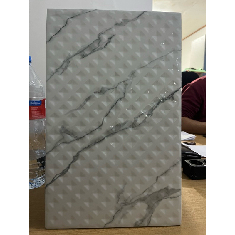 Keramik Dinding Glossy Timbul Laguna Pasadena Carara 25x40