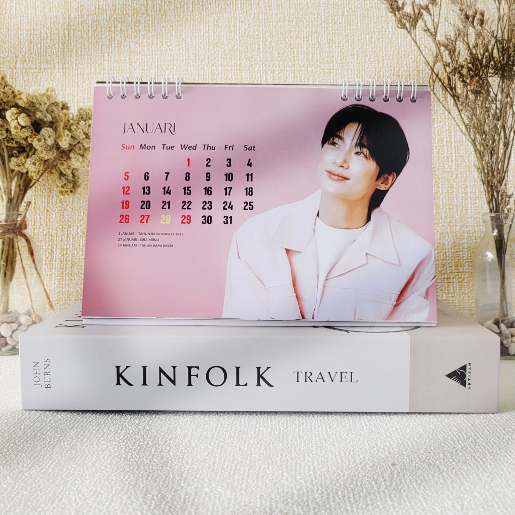 

KALENDER MEJA DUDUK 2025 BYEON WOO SEOK 13 LEMBAR KALENDER DRAKOR KDRAMA