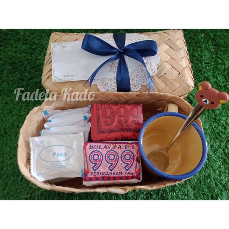 

Gelas Enamel Kado Gift Besek Hampers Teh | Tea gift box | Mug Enamel Hampers | Hampers Wedangan | Hampers jadul Besek Bambu