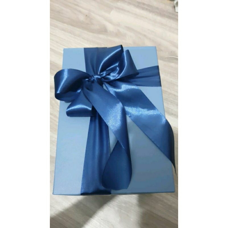 

Kotak Kado Premium Ukuran 25 x 20 x 7