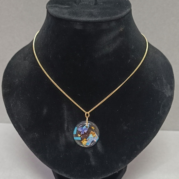 Kalung Rantai warna Emas Kuning dengan Liontin Resin bercorak biru