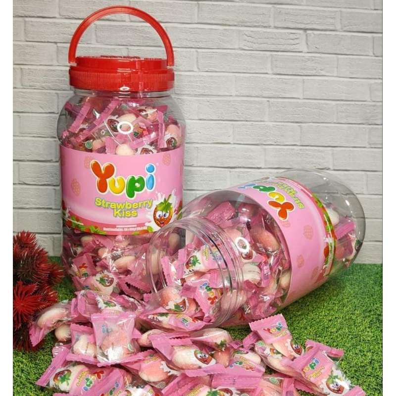 

YUPI STRAWBERRY KISS JAR 300GR