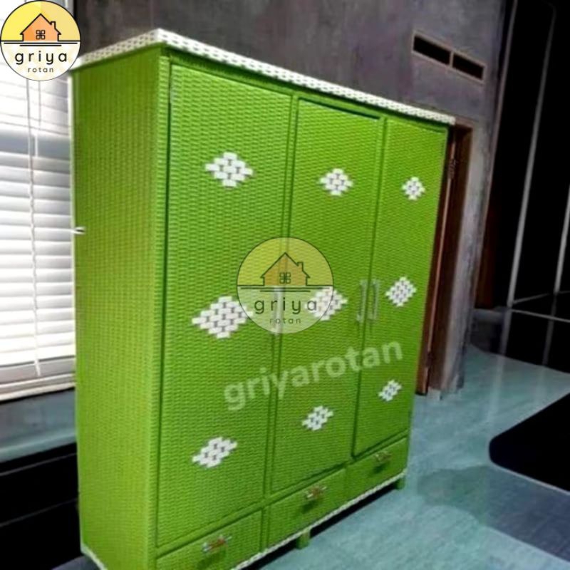 Lemari Pakaian 3 Pintu Rotan Sintetis