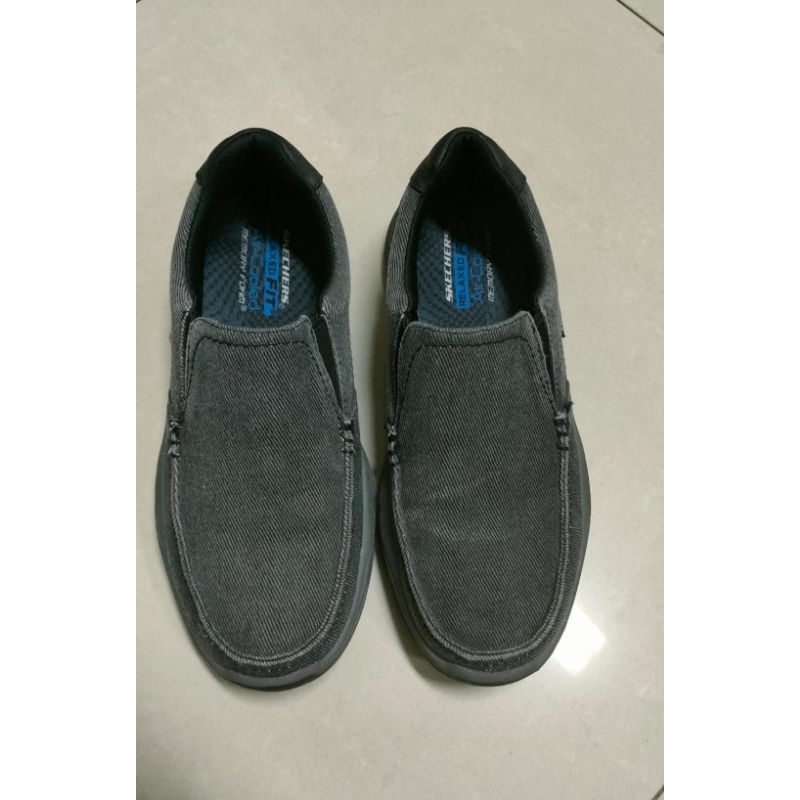 Sepatu Skechers ukuran 42