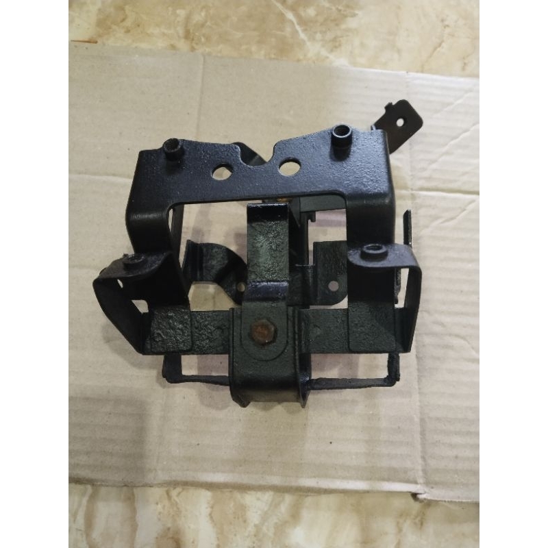 BREKET DUDUKAN WADAH AKI VARIO 110 KARBU