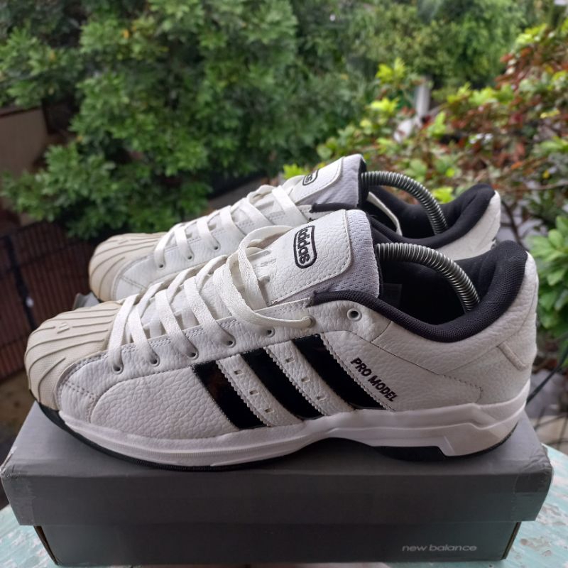 Sepatu Basket Adidas pro model size 42.5