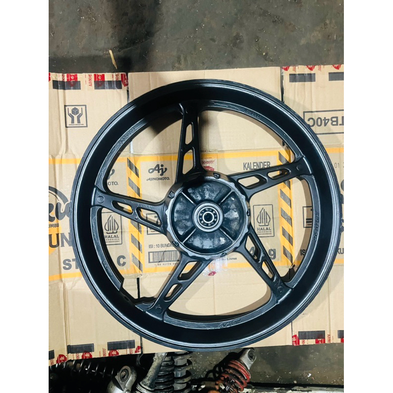 Velg racing/ Velg Jupiter z belakang