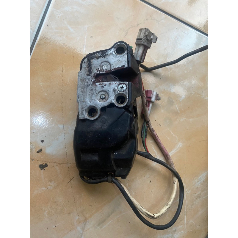 Doorlock kiri depan baleno 97