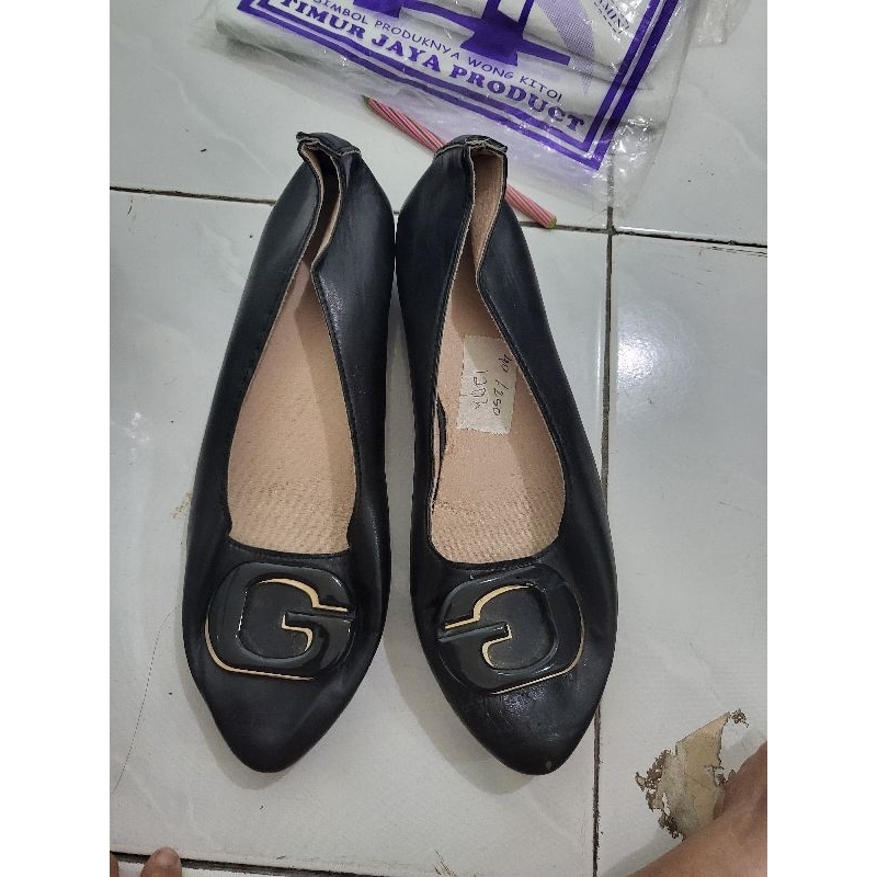 Sepatu Wanita Hitam Putih