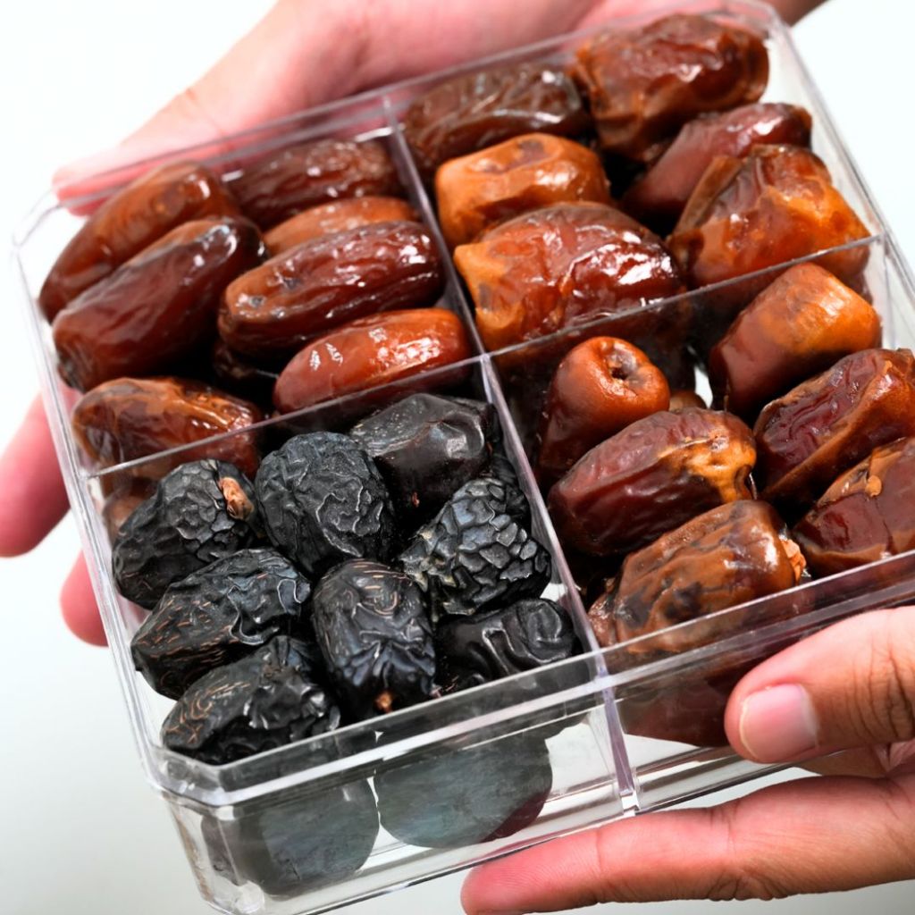 

AFGC Kurma Assorted 4 in 1 Kurma Sukari Kurma Ajwa Kurma Tunisia Madu Oleh Oleh Haji Umroh Cocok