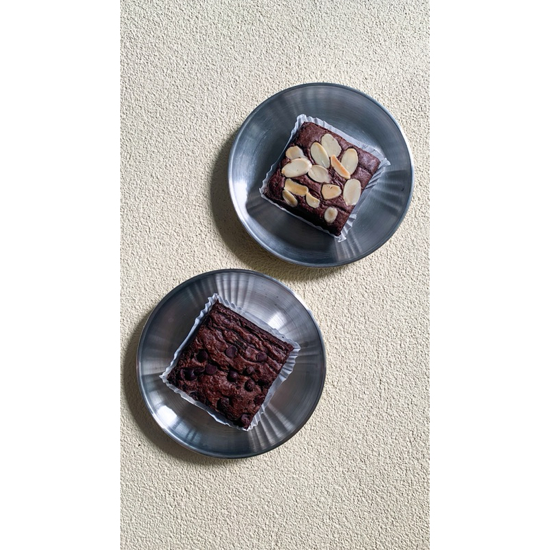 

Homemade Brownies Topping Almond Choco Chips