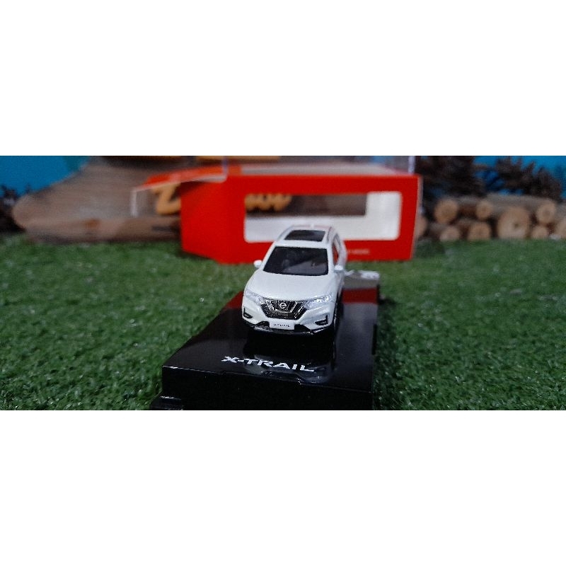 Diecast Miniatur Nissan Xtrail T32 putih skala 1:64