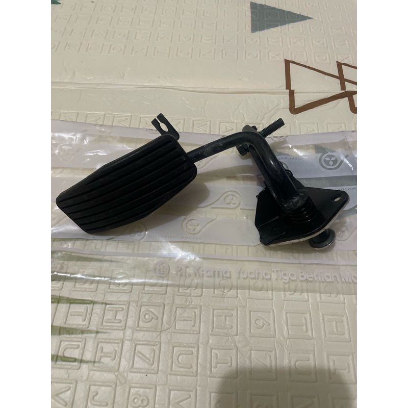 pedal gas Mitsubishi L300 diesel original
