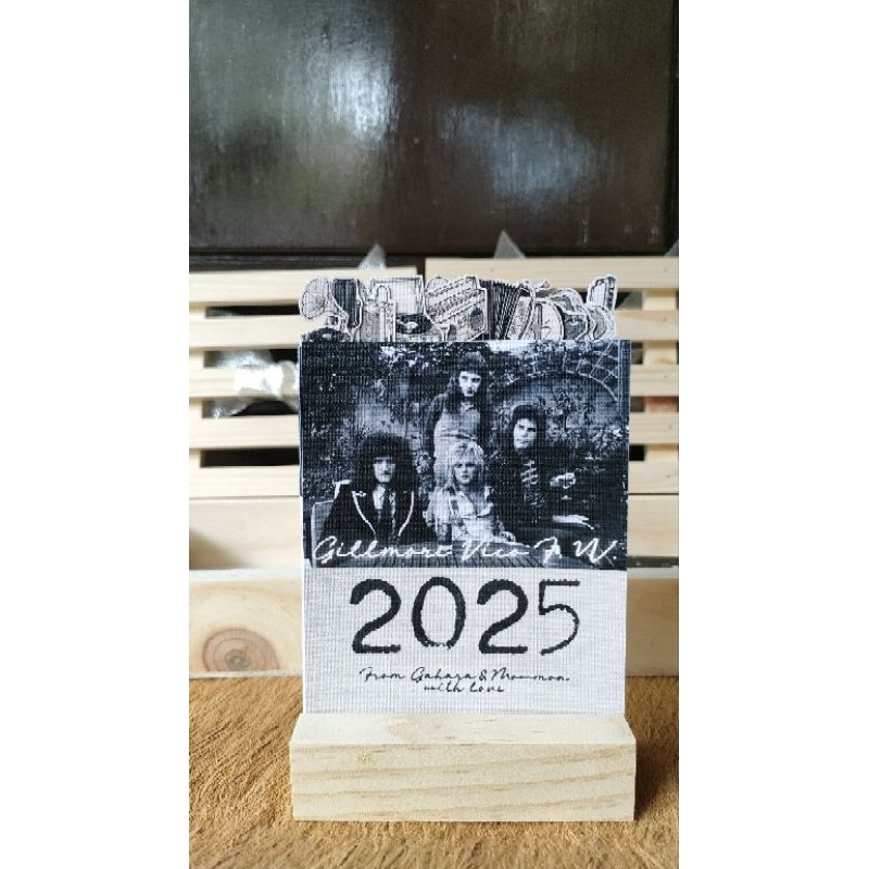 

Kalender Meja 2025 Aesthetic type Music