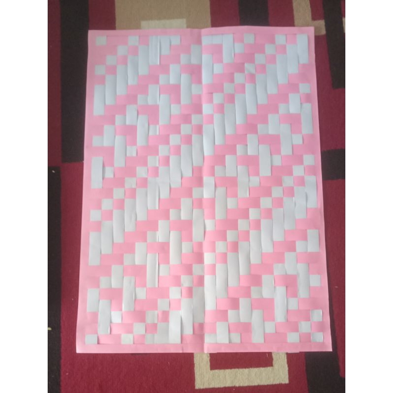 

Anyaman ukuran karton / Anyaman ukuran besar / Anyaman prakarya / Anyaman bahan karton