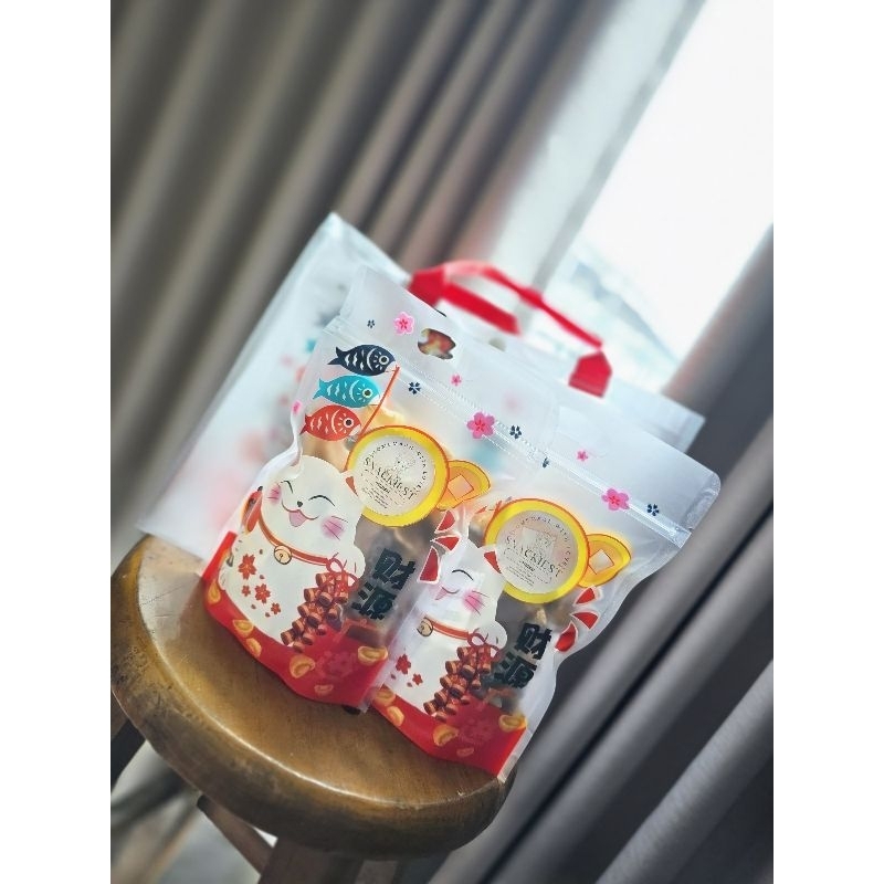 

Hampers imlek CNY snackiest fish skin