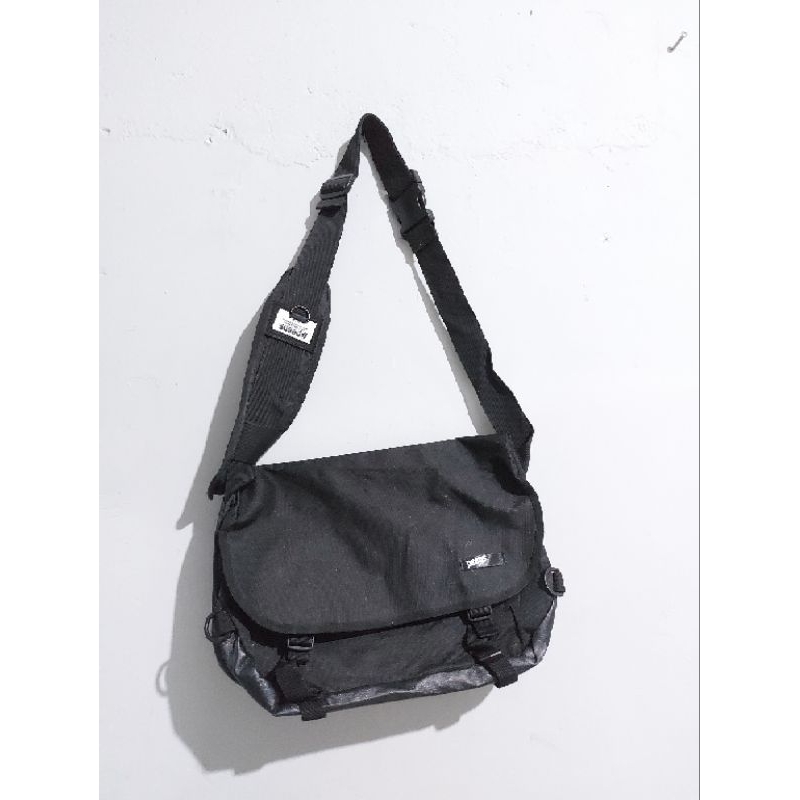 Preloved Messenger Bag Peeps - Warna Hitam Elegan