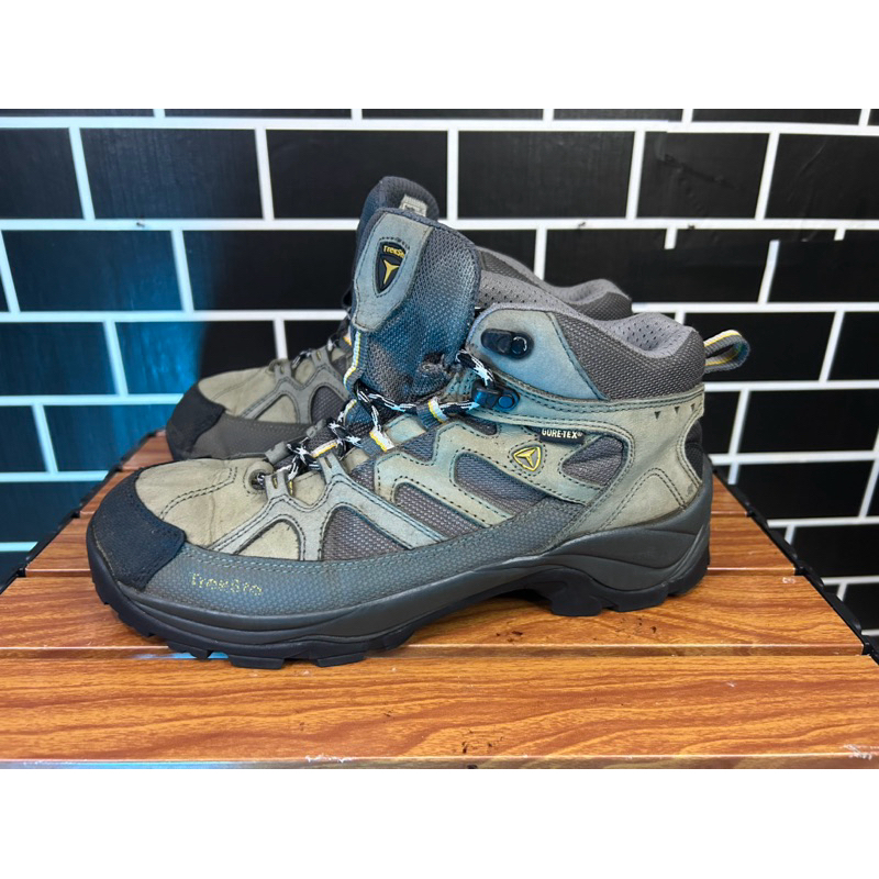 sepatu hiking/gunung treksta second size 42