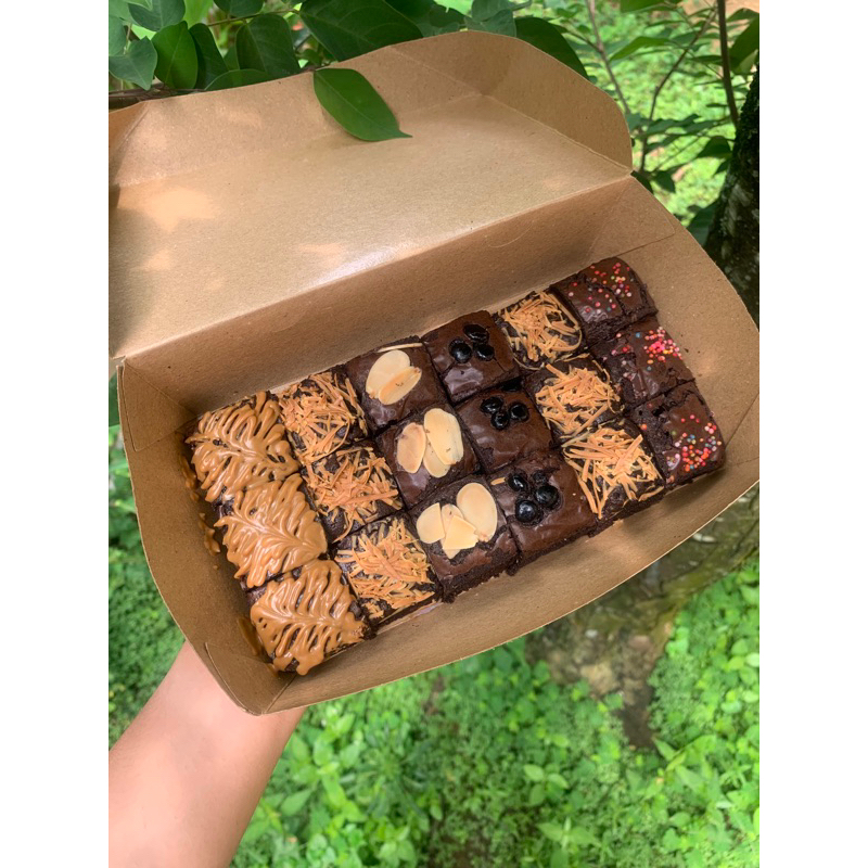 

FUDGY BROWNIES SEKAT UK 20x10 LOTUS KEJU CHOCOCIPS ALMOND SPRINGKLE