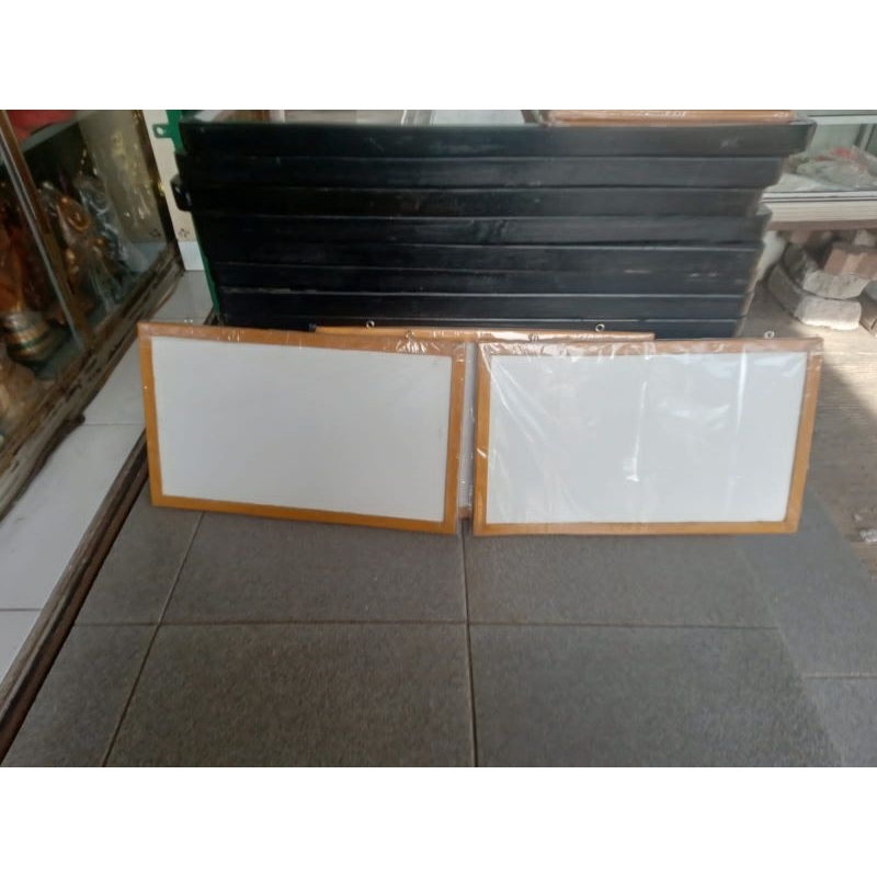 

Papan tulis dua warna ada putih sama hitam ukuran50x70cm
