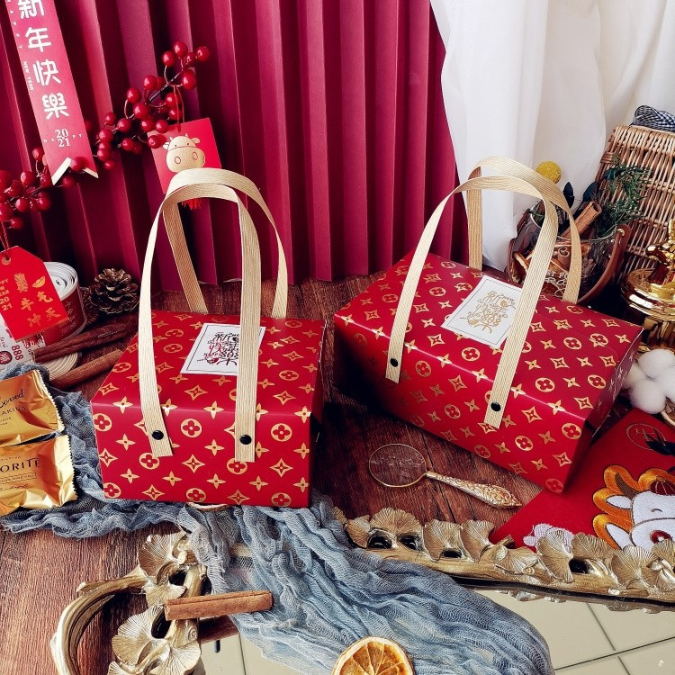 

box tenteng imlek exclusive Lv box hampers cantik motif merah newyear ukuran 14x14x8 Cm