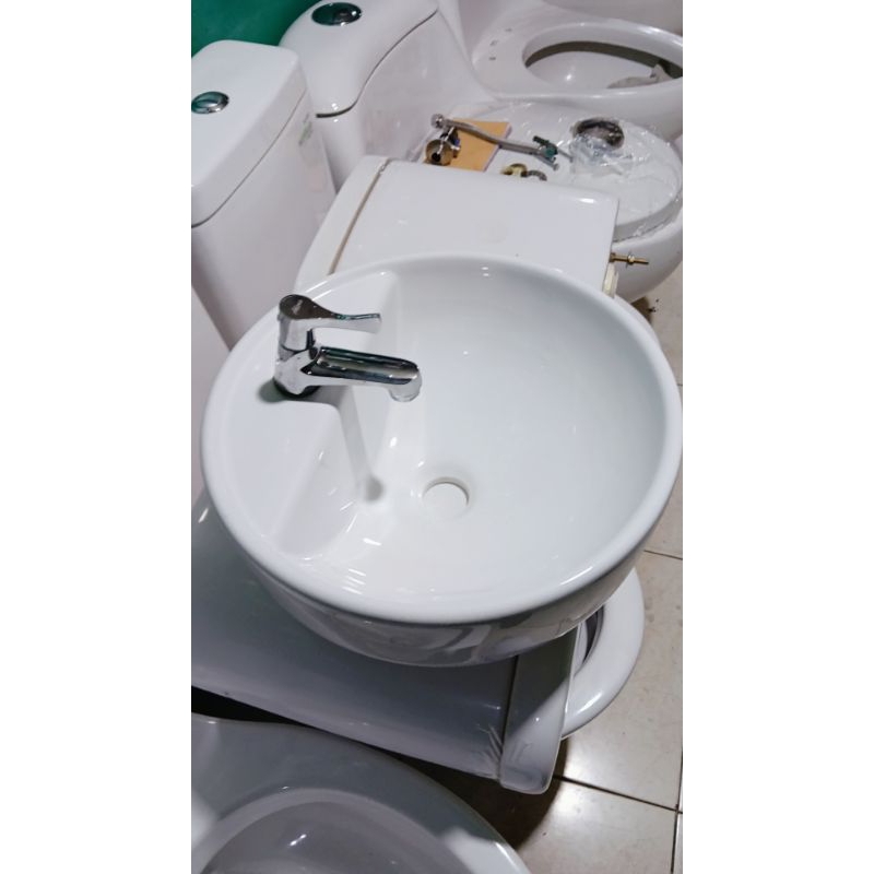 Wastafel merek toto L 652 D