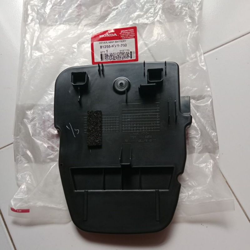 AHM 81256-KVY-700 Cover Tutup Box Bagasi Baterry aki Honda Beat Lama
