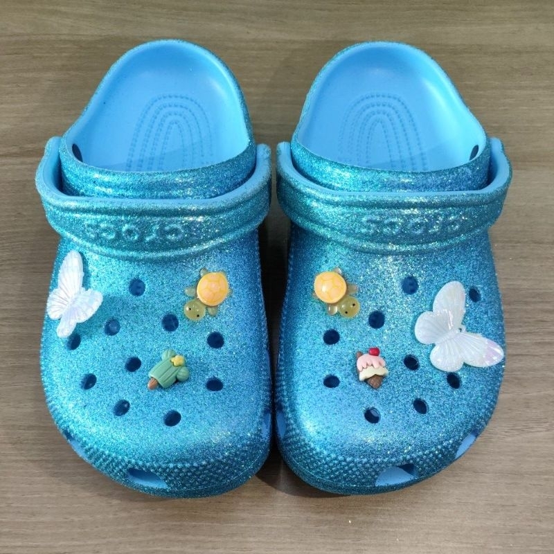 SANDAL CROCS CLASSIC CLOG GLITTER TINTED GLASS M4/W6 36 37 BIRU BLUE TOSCA NO CUTTING MADE IN INDONE