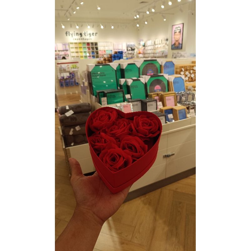 

Box hadiah valentine lucu flower red flying tiger