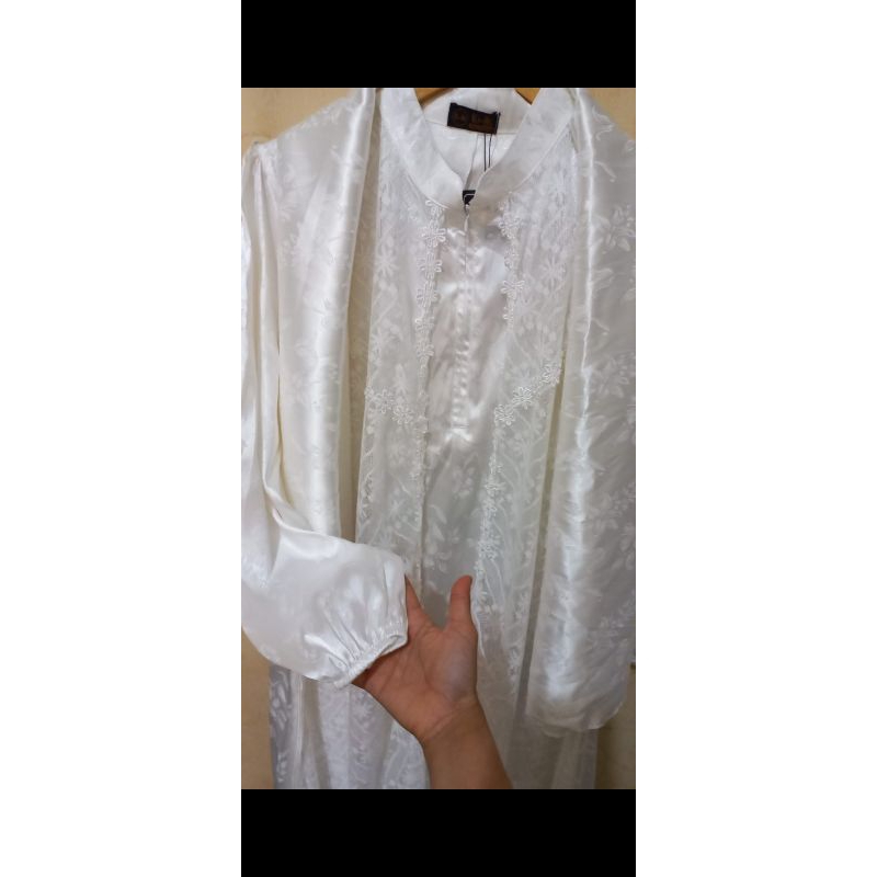 gamis Silk putih+ hijab