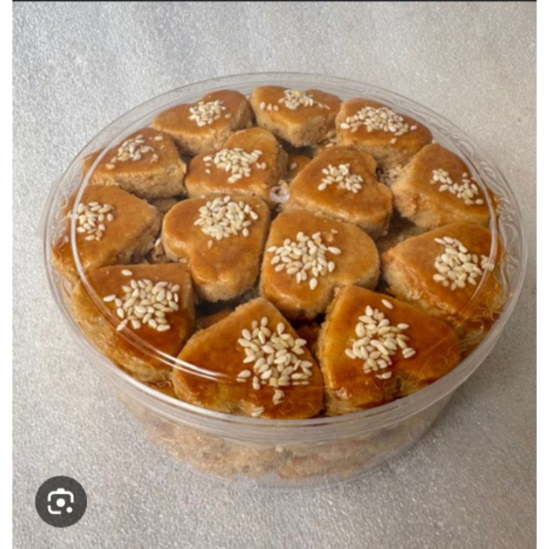 

kue kacang 500gr free toples Rp40000