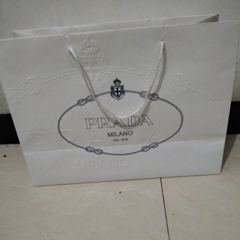 

paperbag prada sedang