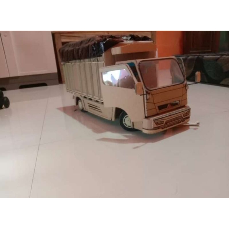 Miniatur Truk Kardus