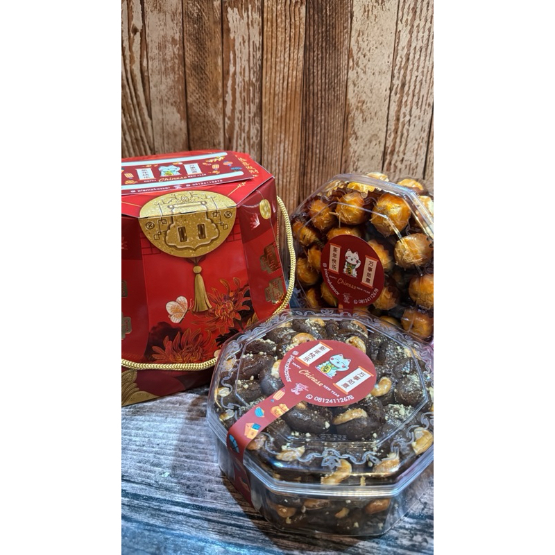 

Paket Hampers Imlek Cookies Premium isi 2 toples masing2 500gr Mister Pie Makassar CNY 2024