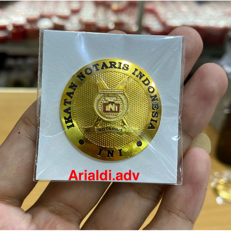 Pin INI pin ikatan notaris indonesia kuningan magnet pin NOTARIS kuningan magnet