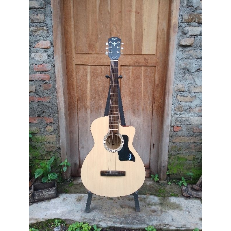 Gitar Taylor Tanam Besi Castom